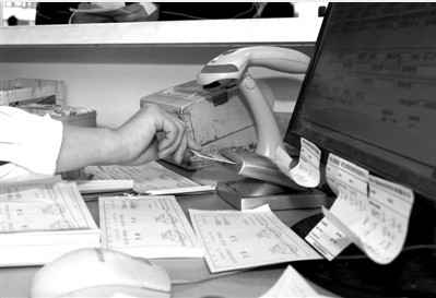 2009��10��23�գ�ʯ��ɽ�׸�ҽԺ��һ������籣����ҽ����Խ���ý�屨��ȫ��ҽ��������ࡰ���ߡ��������������籣�ֱ�ʾ�����걱��ҽ����������ƽ�ȣ������ڡ�Ǯ��û�����ȥ�������⡣