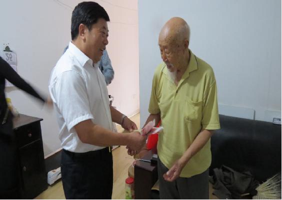 东海:人社局重阳节前走访慰问百岁离退休老干部