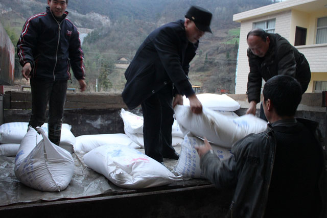 保康县劳动就业管理局深入驻点村扎实开展“三万”“五联”活动