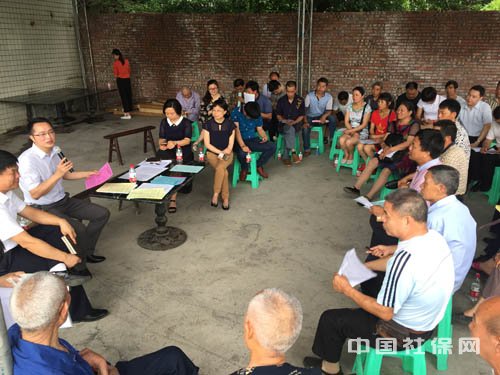 珞璜镇合解村召开“院坝会”