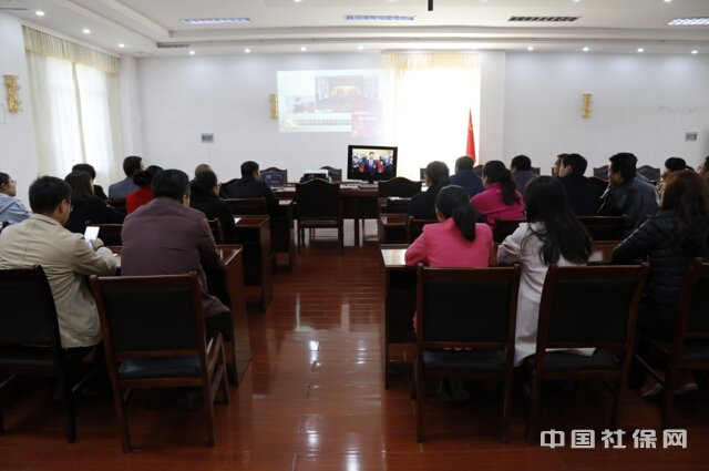 甘肃临泽县人社局认真组织收看党的十九大开幕式盛况