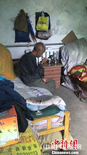 图为平山县阳光敬老公寓老人们的房间。可以看到白色的枕巾都变成了黑色,无人清洗。张帆 摄 图为平山县阳光敬老公寓老人们的房间。可以看到白色的枕巾都变成了黑色,无人清洗。张帆 摄