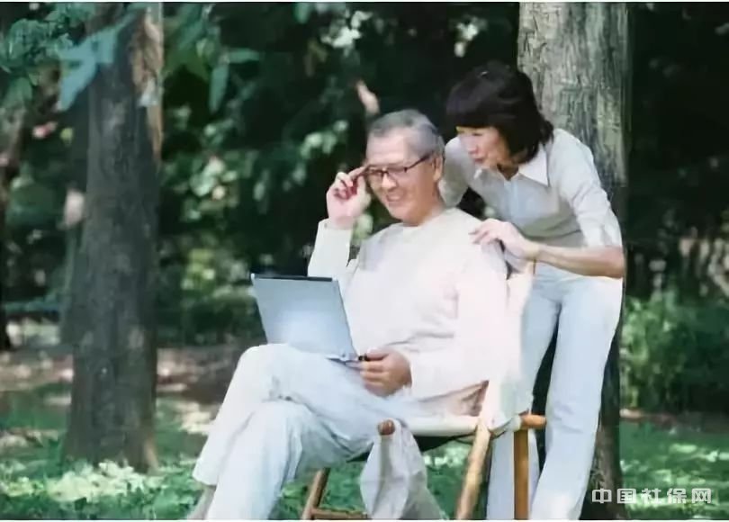 如何办理社保转移,个人账户里的钱能取出来吗?