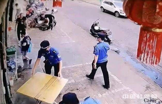 城管没收孩子作业桌 官方:责令道歉