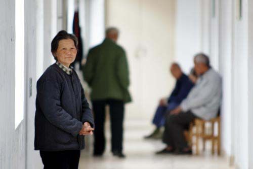 郑州一养老院的老人们。1.3万亿养老金“空账”,让人担忧未来老年人能否颐养天年。